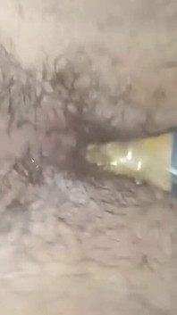 Een paraplu en een harige kont