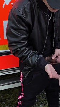 Ho scopato la mia cagna gay senza preservativo nel parcheggio pubblico - rischiosa scopata all'aperto