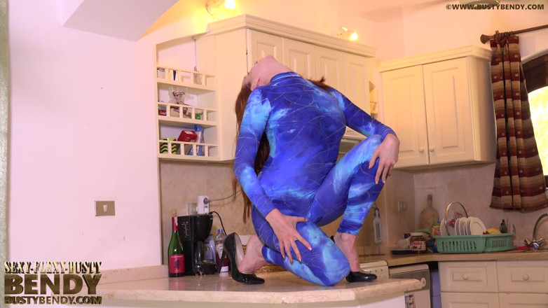 Flexilady: Açık havada seksi contortion