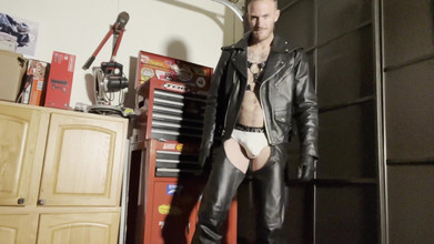 Christian Wilde: मेरे गैरेज में एक बॉक्स में रखा, एक चुदाई खिलौने की तरह