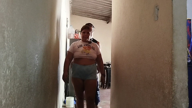 Adribella69: Неверная жена! Она соблазняет своего соседа ее задницей, так что он в конечном итоге трахает ее и оставляет ее полную спермы, пока она дома