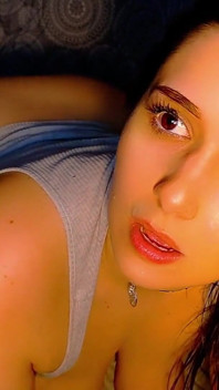 Cette camgirl est vraiment excitée