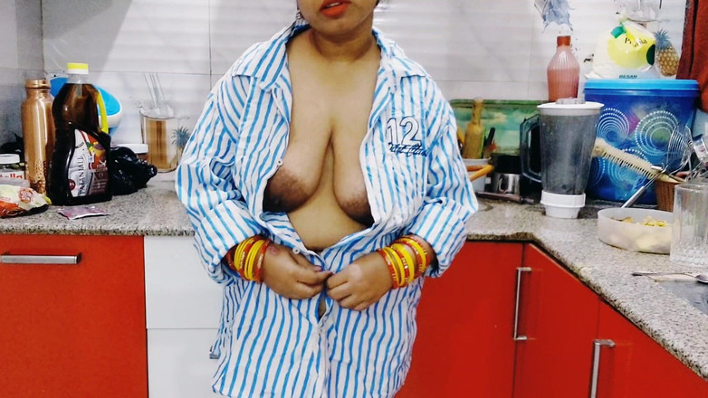 Desi Pari Bhabhi: Сексуальна індійська зведена сестра займається хардкорним гарячим сексом зі своїм зведеним братом на кухні