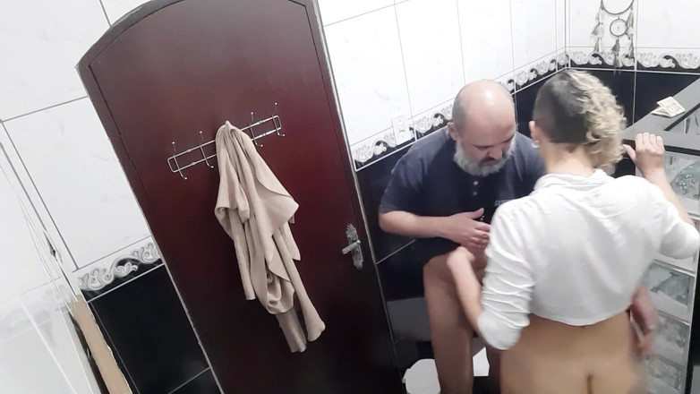 Victor SweetCoupleStories: Eine Lesbe willigte ein, für Geld im Café-Badezimmer zu lutschen...
