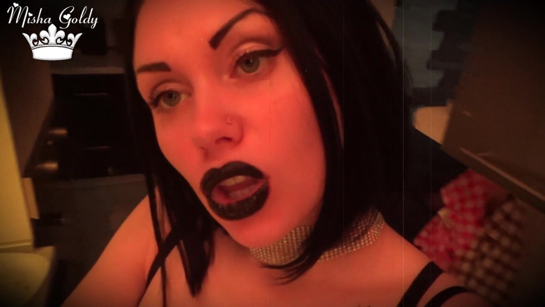 Goddess Misha Goldy: Lábios pretos brilhantes