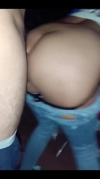 파티 후 친구를 집으로 데려가지 마세요! 나는 참을 수 없어, 그래서 내 친구의 여자 친구를 따먹어. 그녀는 거리에서 다리를 벌려