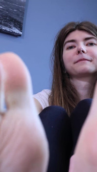 Fetiche por pés provocando com unhas longas em dedos longos