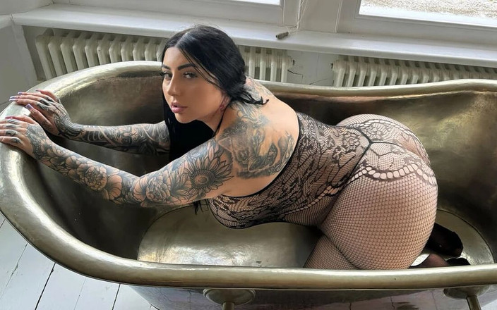 Playhard VR: La pawg inglese culona maddison black ama il cazzo nero