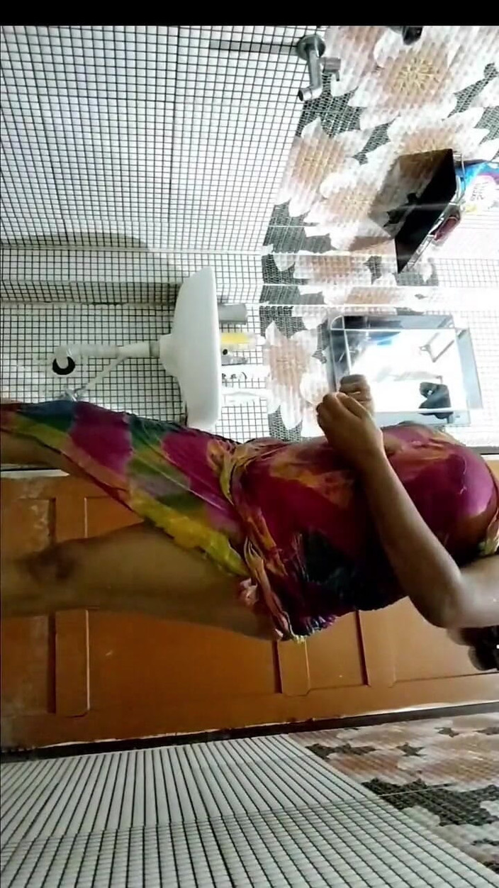 Desi shikha: Une desi indienne baigne ses seins et sa chatte énormes sous...