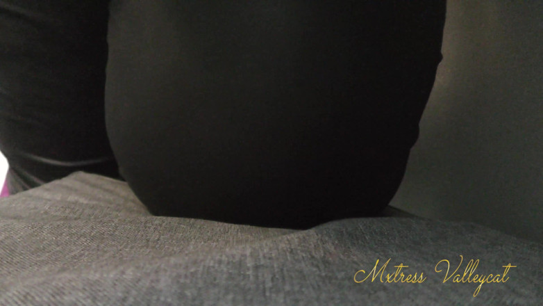 Mxtress Valleycat: Sat On By My Giant Arse