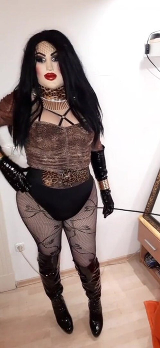 Erica Doll: Duże piersi dominującej lalki