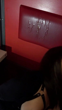 Selepas bekerja beberapa ayam jantan ditiup dan bercinta di gloryhole