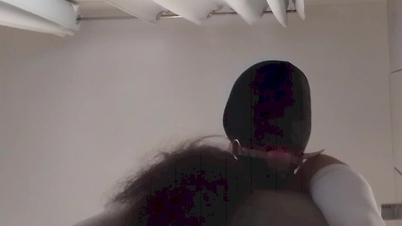 LauraOnHeels: MILF se zavázanýma očima a s zavařeným udáváním, šukaná v kundičce...