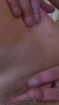 Tante seksi kecanduan nyepong kontol besar pria kulit hitam sampai tenggorokan