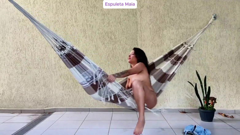 Espuleta: 火辣黑发女郎在后院炫耀并在吊床上自慰