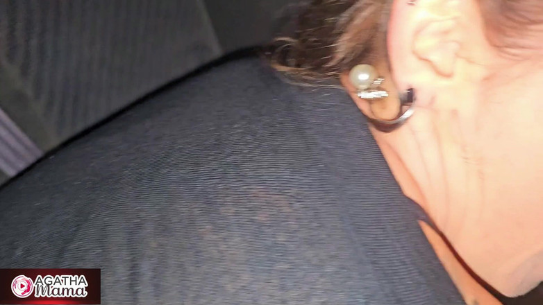 Agatha Mama: Агата годує грудьми під час сексу в парку, з порваними штанами