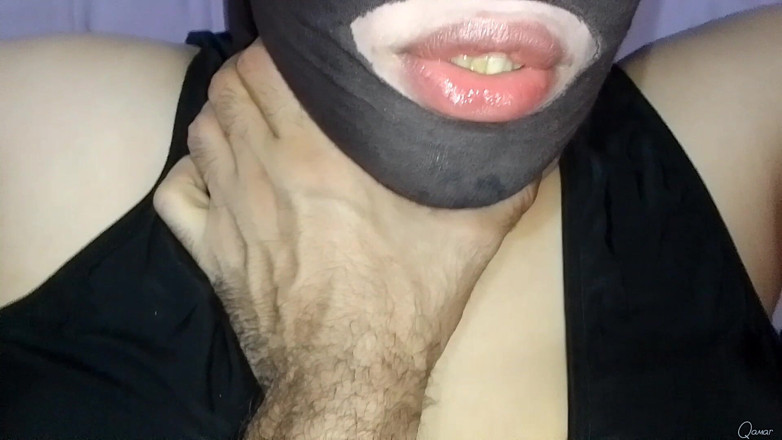 moonx: Guarda la donna egiziana che fa i dolci e pulisce...