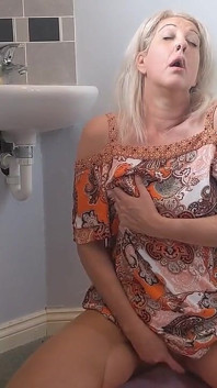 바이브를 가지고 노는 찢어진 스타킹을 입은 GILF