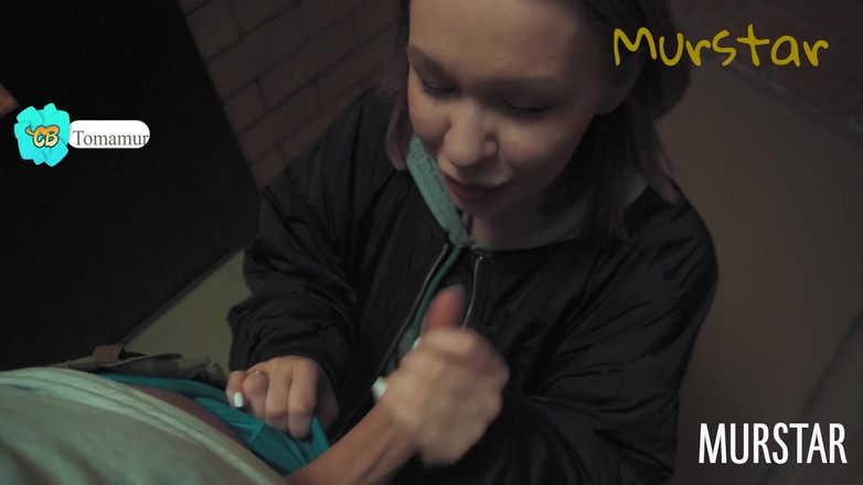 Toma Mur: 在别人的阳台上吸吮。性爱日记：第1部分