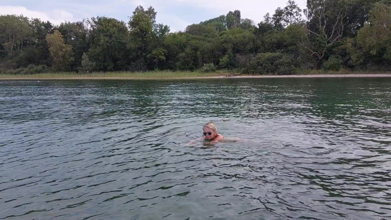 martinawest: Bunica sexy înoată goală în lac