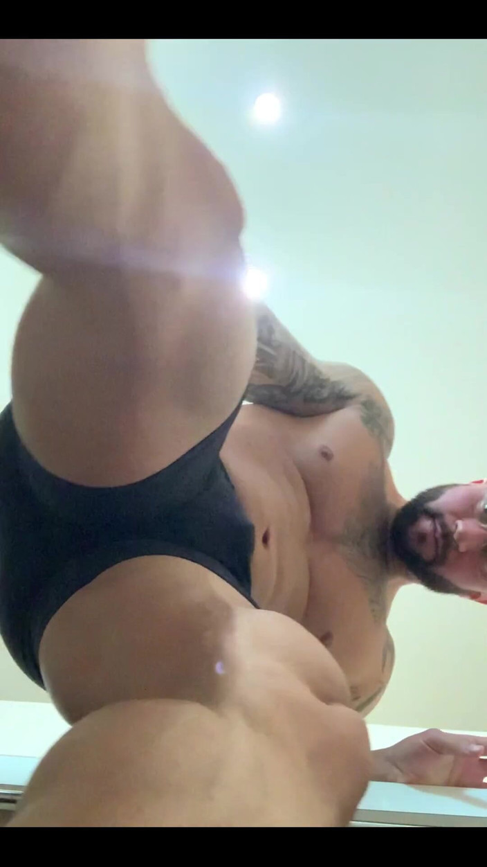 Jasons feet: Gergasi menghancurkan Bandar Kecil Awak