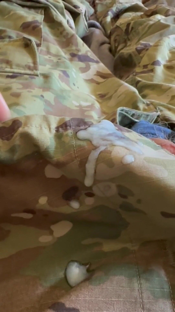 Gay Soldier Stuff: Atirando em uma carga quente de porra de soldado cremoso...