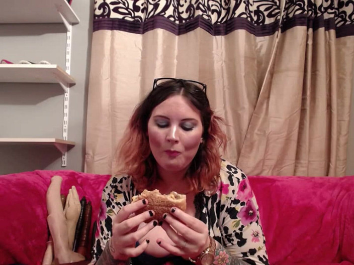 MissFFW: Bayan ffw klipler arasında burger yiyor