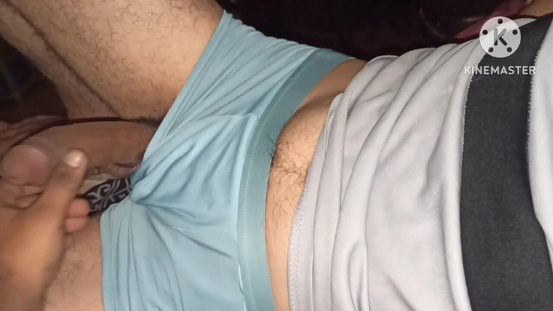 Desi__Panda: La prima volta che apro il mio fratellastro in mutande...