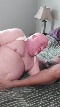 Bearstepdaddychub崇拜kennie jai的脚