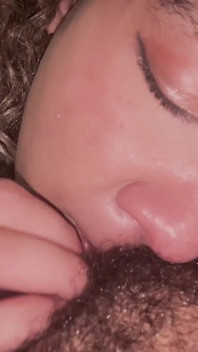 Ha chiesto una carota bunny molto birichina e ha finito per scoparle il culo con lo strap on di questa ragazza birichina