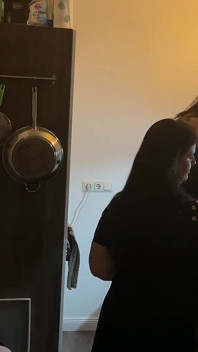 Pertemuan nakal di dapur: cewek fetish mendominasi temannya di dapur