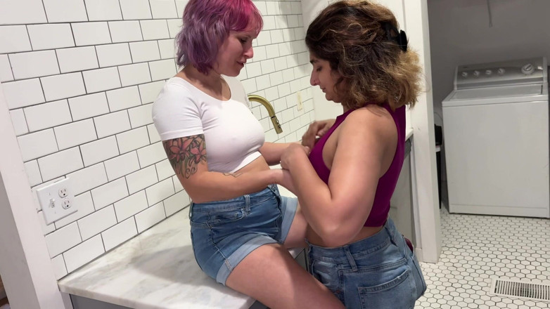 Cutikatxoxo: Relazione lesbica con una troia pakistana