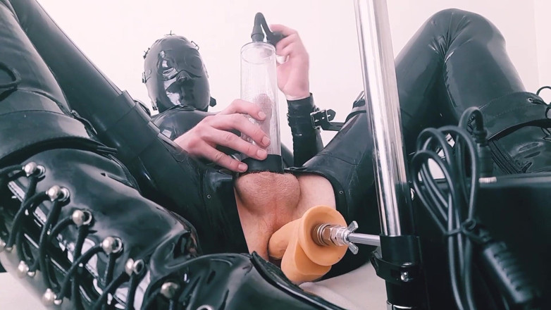 Hooded June: Całkowicie zamknięty lateksdoll jebana przez maszynę i grać z dupą-cipką