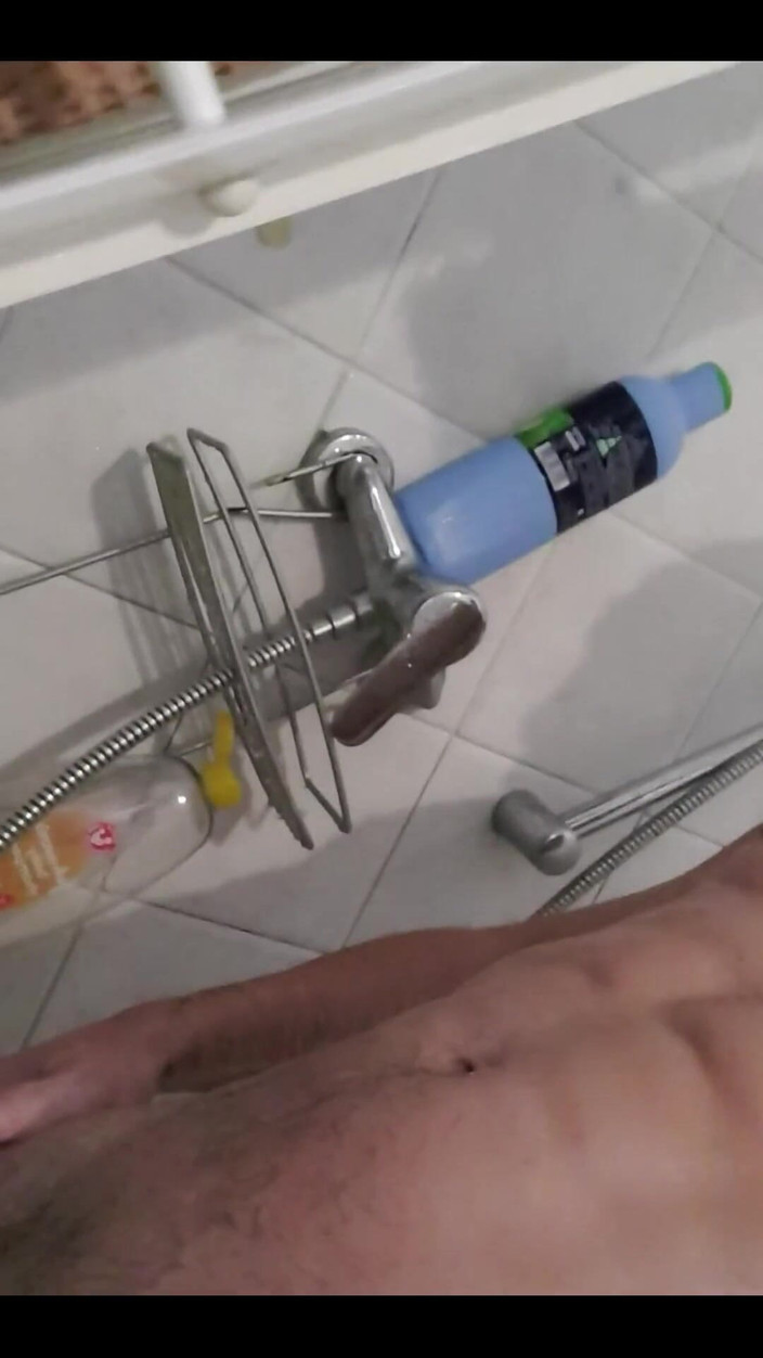 Boy jerking off: Venha tomar um banho quente comigo?