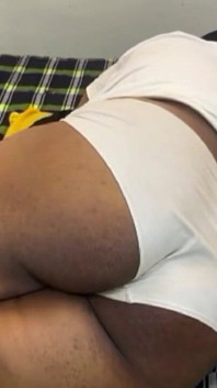 Punto di vista: il patrigno scambia accidentalmente la figliastra nella camera da letto