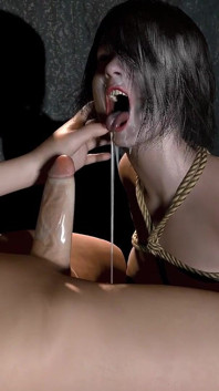 Kız hapiste kadın kılıklı ladyboy yarağını emiyor