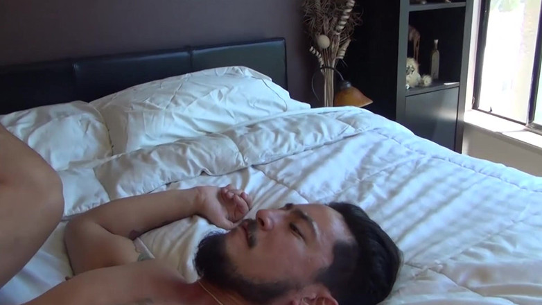 SEXUAL SIN GAY: Bana tüm sahneyi yükle 1 iki kaslı adam birbirlerinin götlerini sikiyor