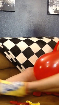 Červeně žlutý balon kouření lízání pískající mačkání