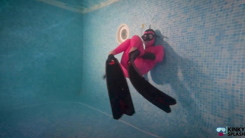 UKCuteGirl Lucy Lauren: Slippery Latex Slut's Deep Pool Diving Tease