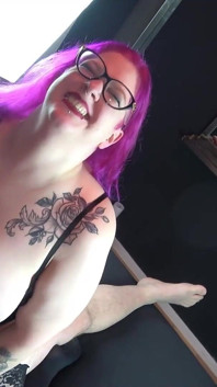 Bella donnona gotica cavalca un cazzo