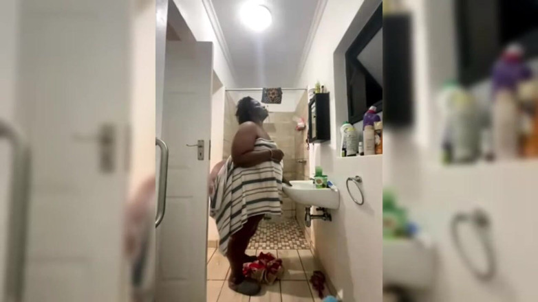 Legendary Booty Overdose: Kojící ebenová SSBBW ve sprše a stříká masturbuje