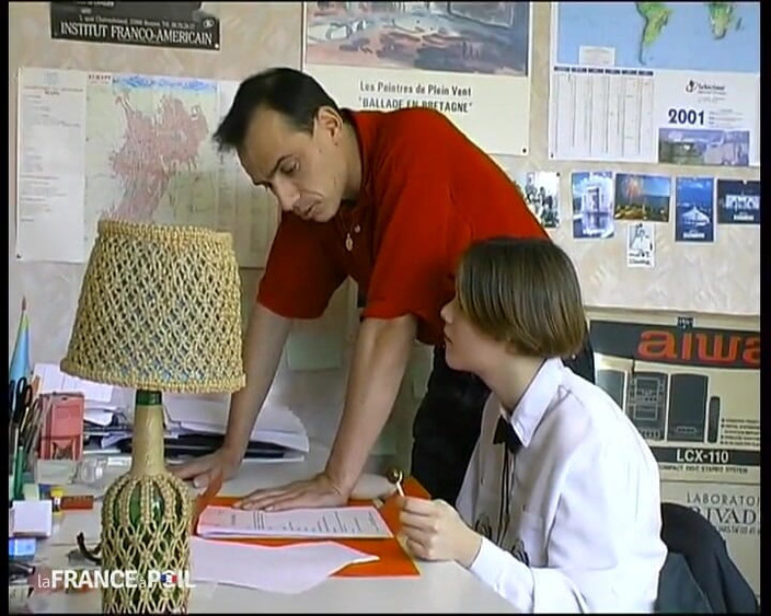 French Family Secrets: एक स्नातक उसके गणित शिक्षक द्वारा उड़ा दिया जा रहा है