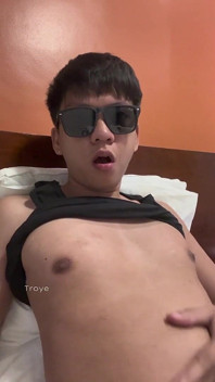 หนุ่มเดี่ยวควยใหญ่หลอดเลือดดําในห้องพี่ชายไม่แท้ของเขา