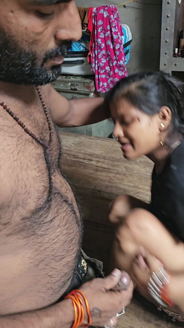 Aalox: 德西辣妹在村屋里做爱