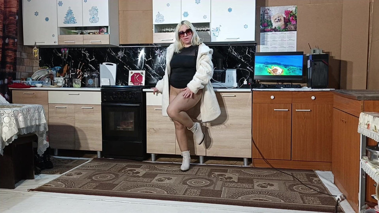 RedRoseRus: Yeni kürk palto - mutfakta poz veriyor.