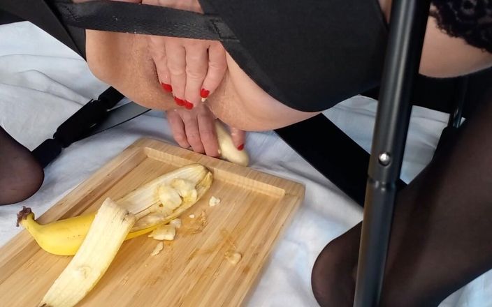 AnnaBUST: Banana in My Pussy Zblízka