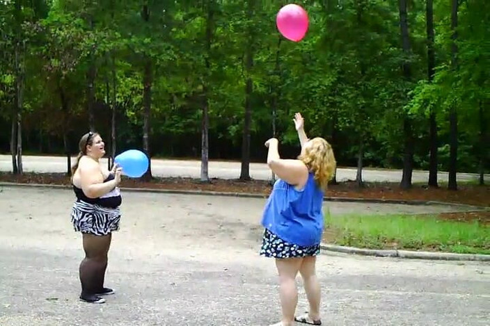 BBW nurse Vicki adventures with friends: Angie Kimber i ja bawimy się balonami na zewnątrz