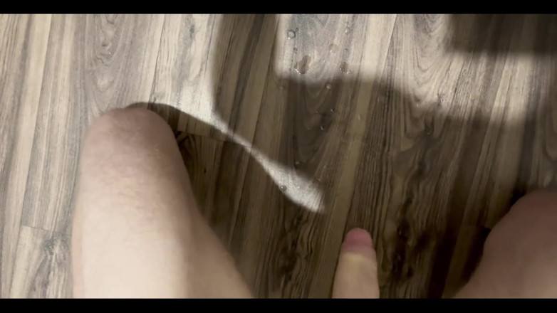 Johnny69227: 18letý Twink Má Chlupatý Penis a Pumpuje Tlusté Sperma - Nohy...