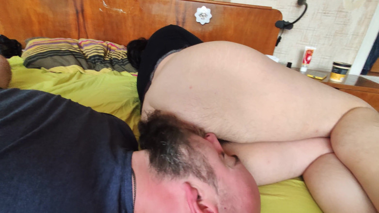 Hairy Homemade Amateur Orgasms: Fästman ber mig att rengöra min röv, och han är så...