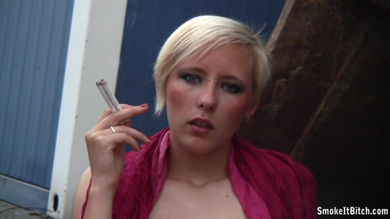 Smoke it bitch: O blondă dulce cu tocuri își expune corpul sexy în aer liber și...